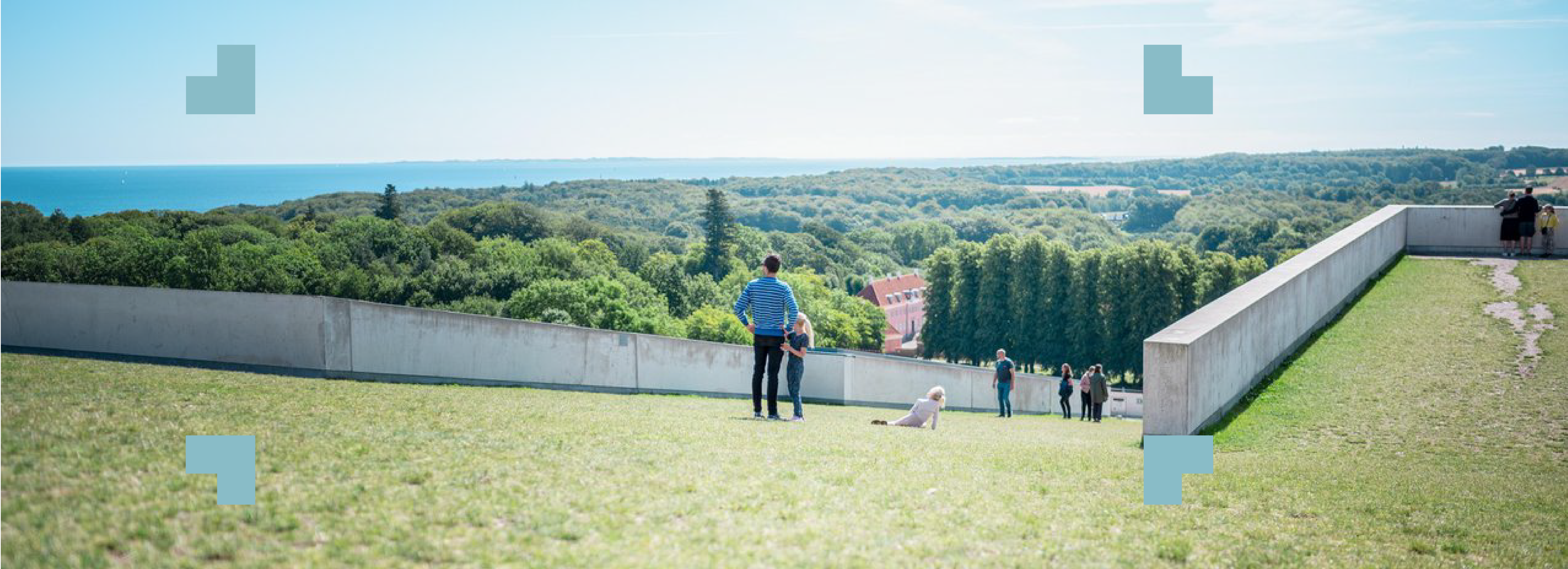 Mennesker nyder udsigten over et landskab