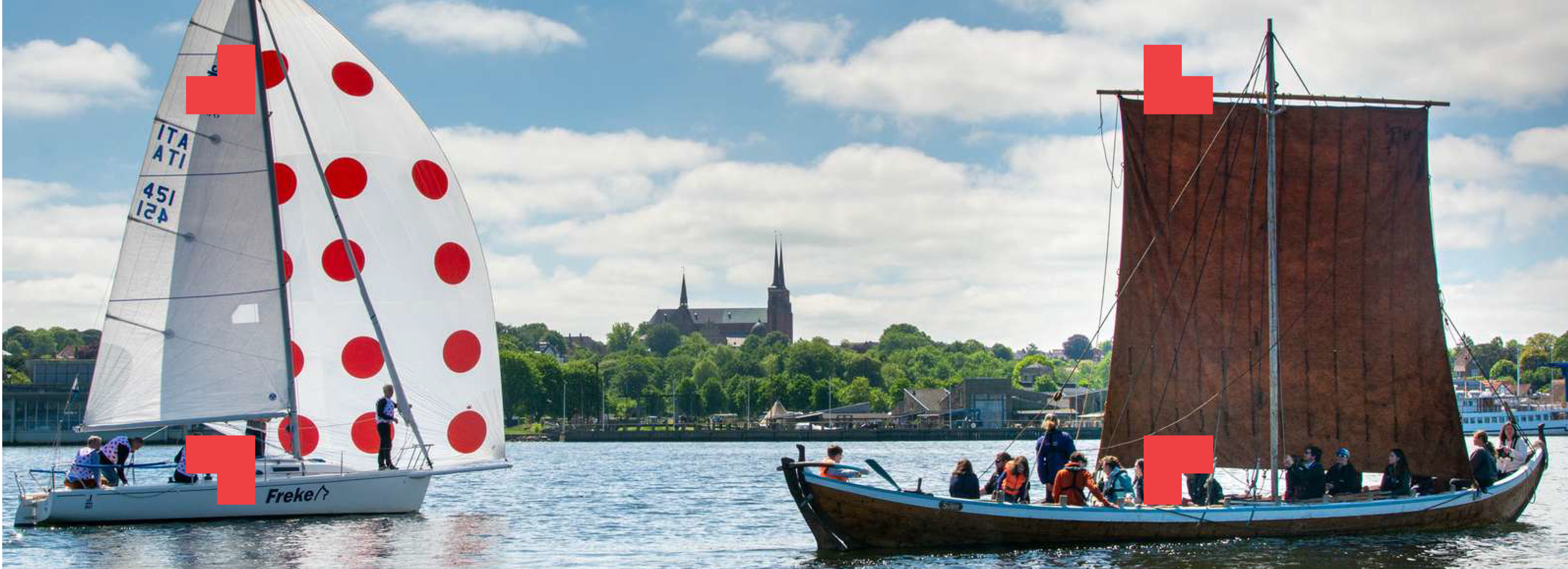 To både, der sejler ud for kysten