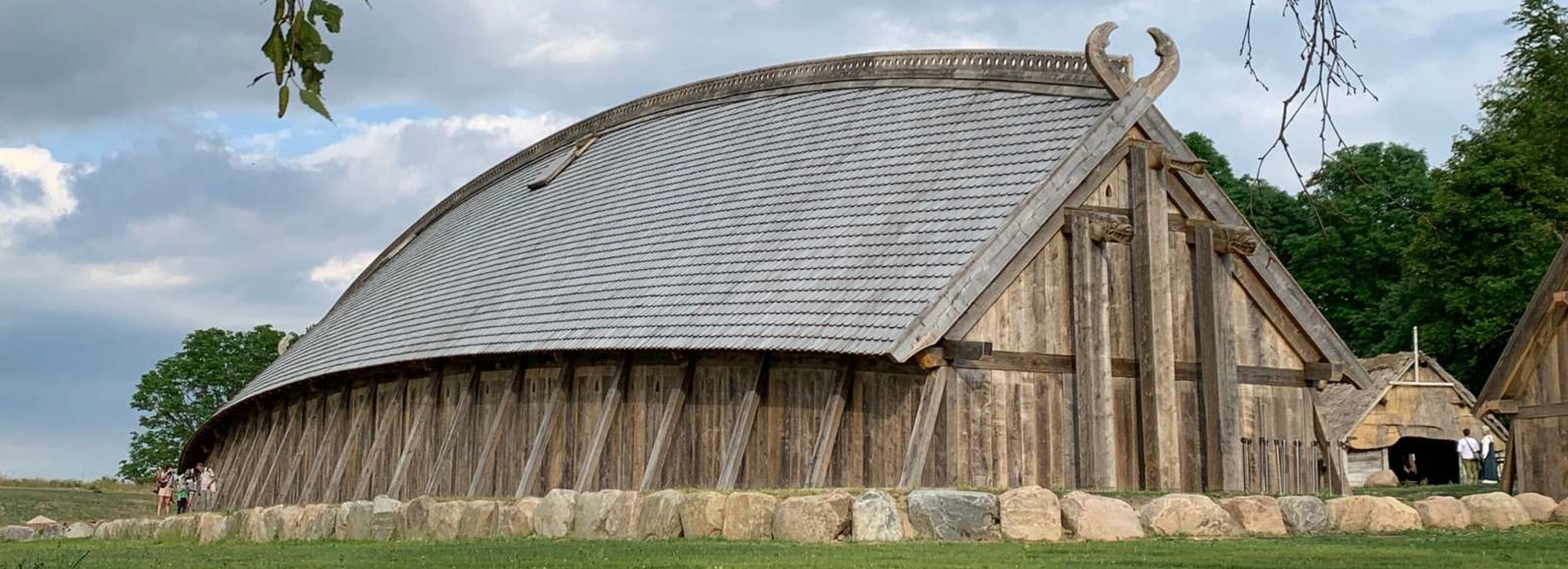 genskabt forhistorisk bygning