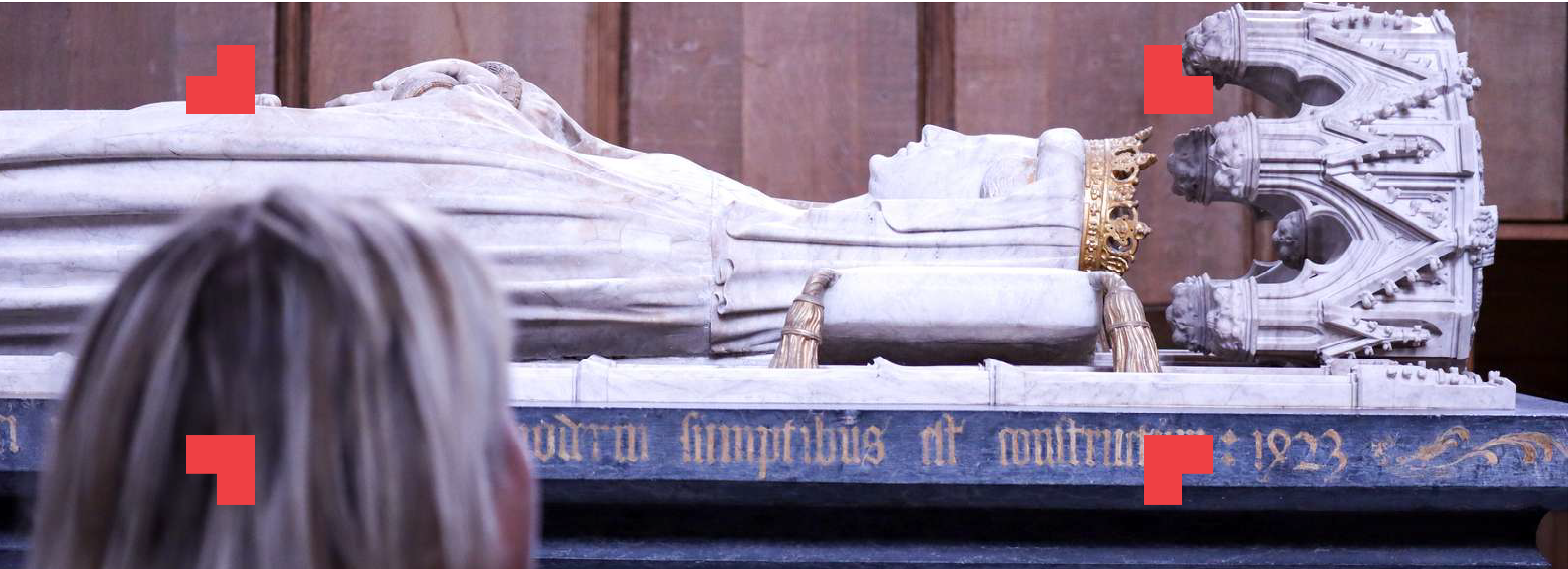 Statue med droningekrone der ligger ned