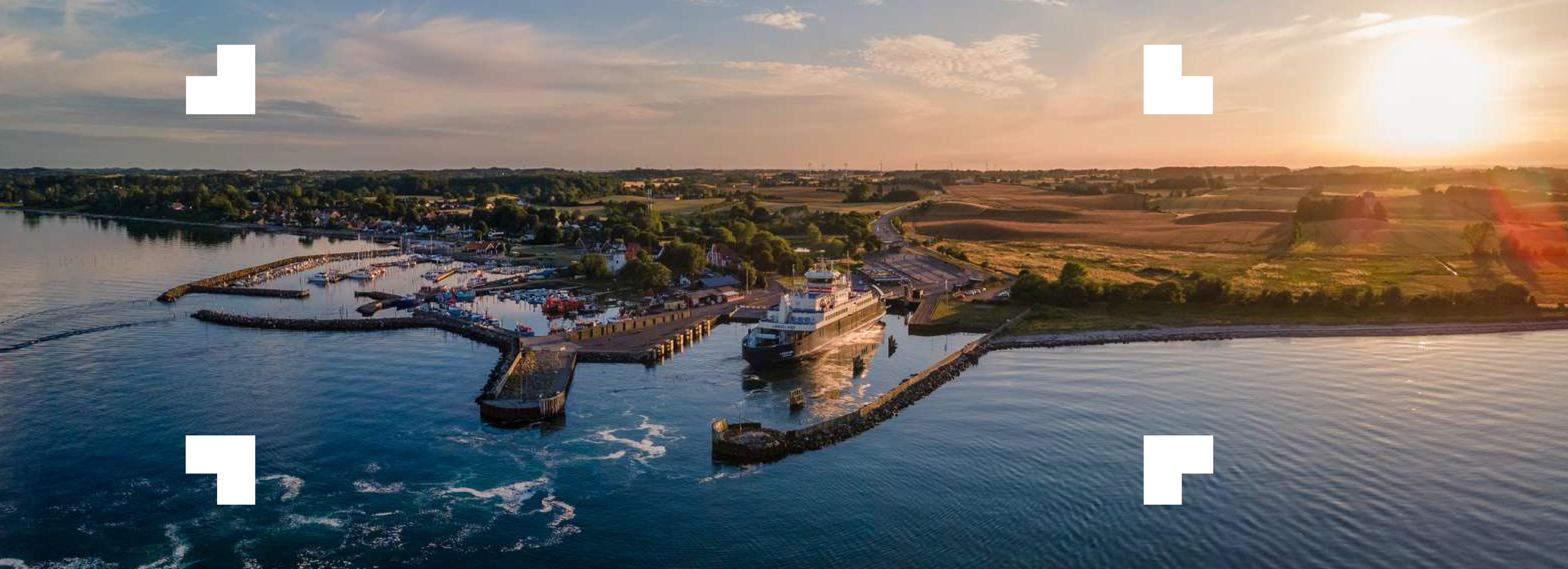 Færge i havn i eftermiddagslys