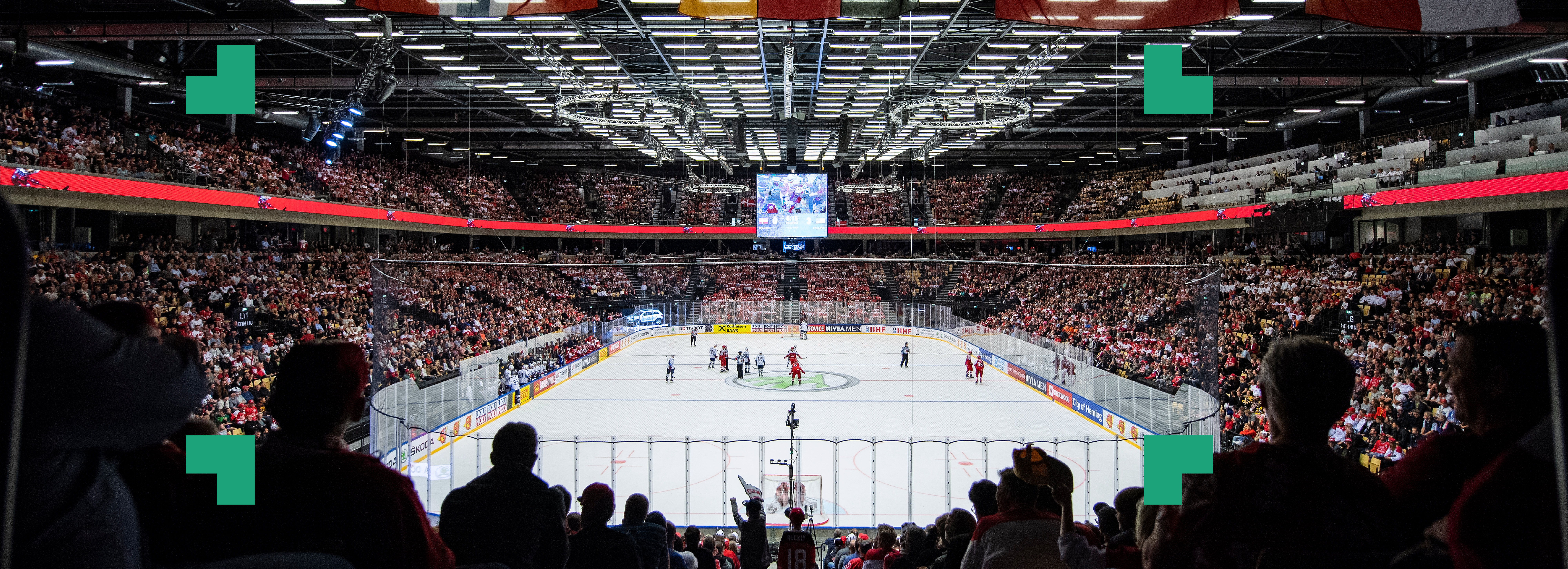 Par der sidder på en bænk i en park