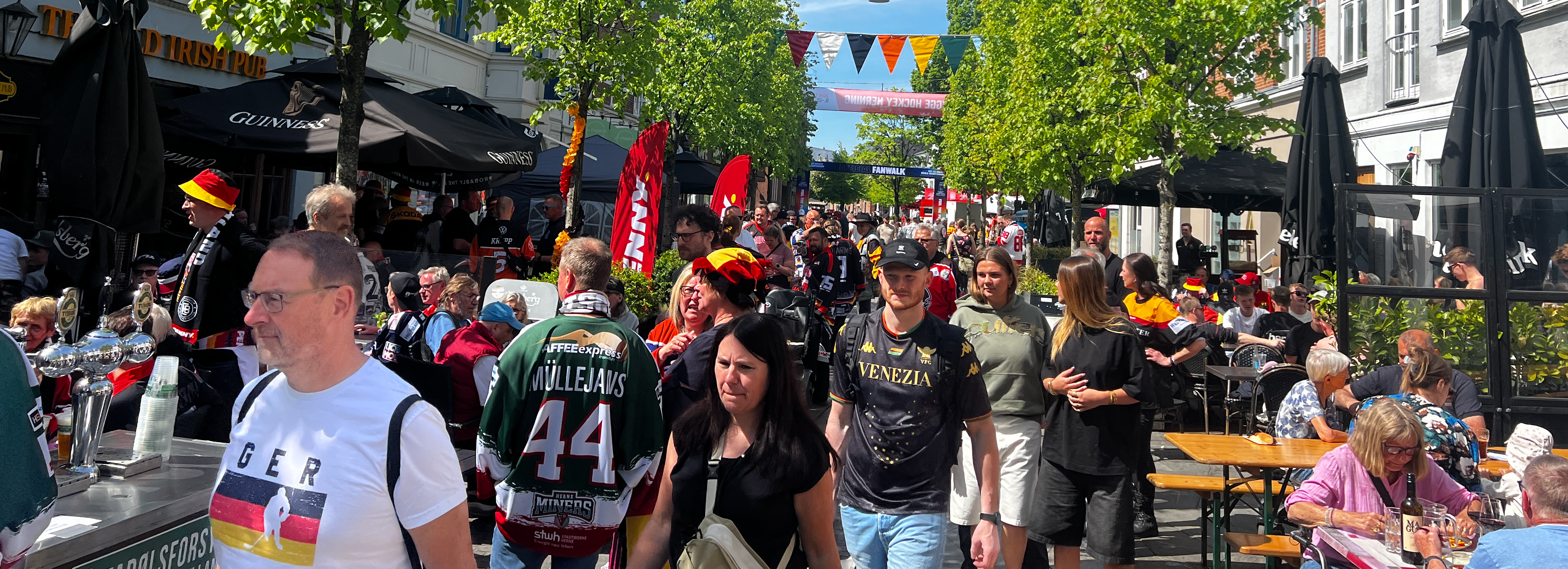 Turister på vej ned ad gågade