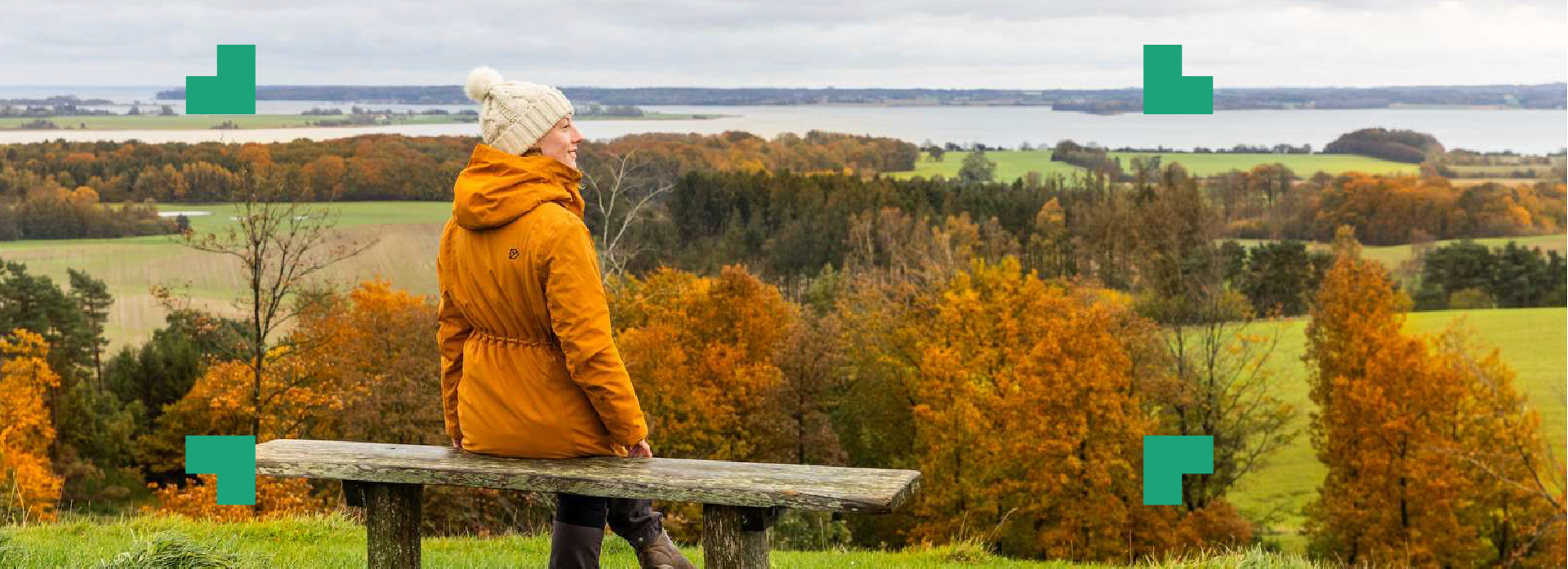 Kvinde på en bænk ved Trustrup Høje