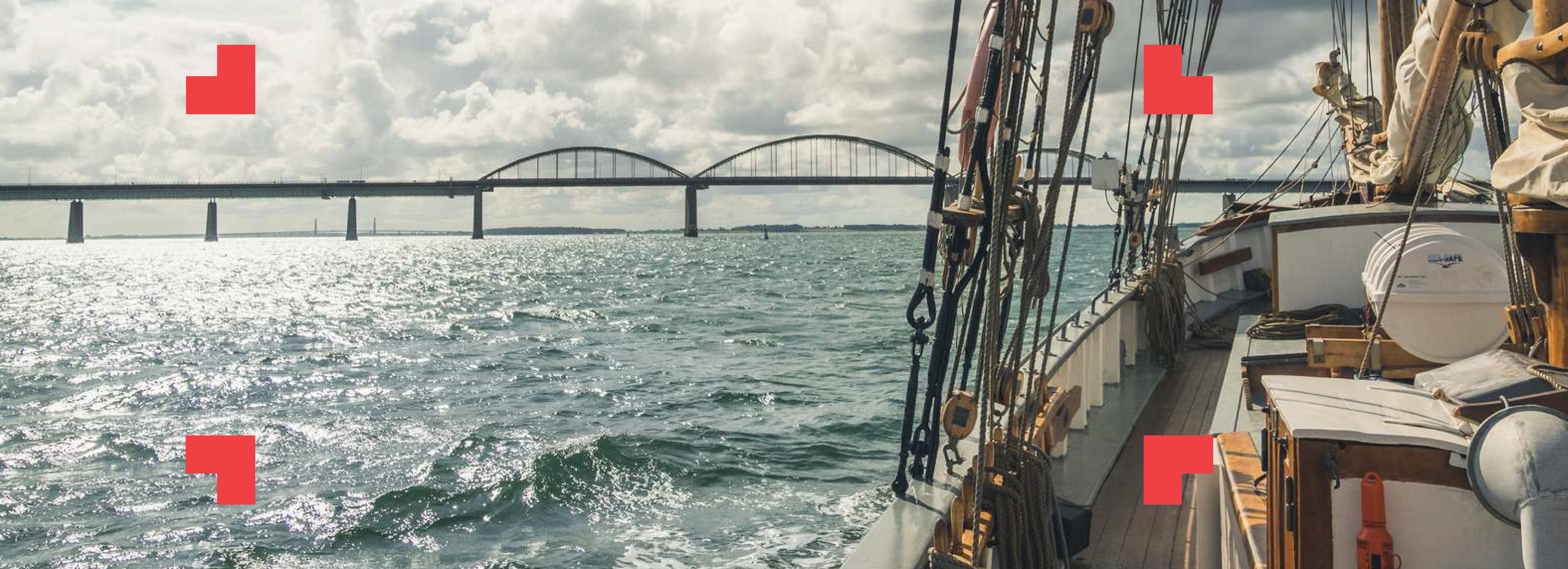 Sejlskib med bro i baggrunden