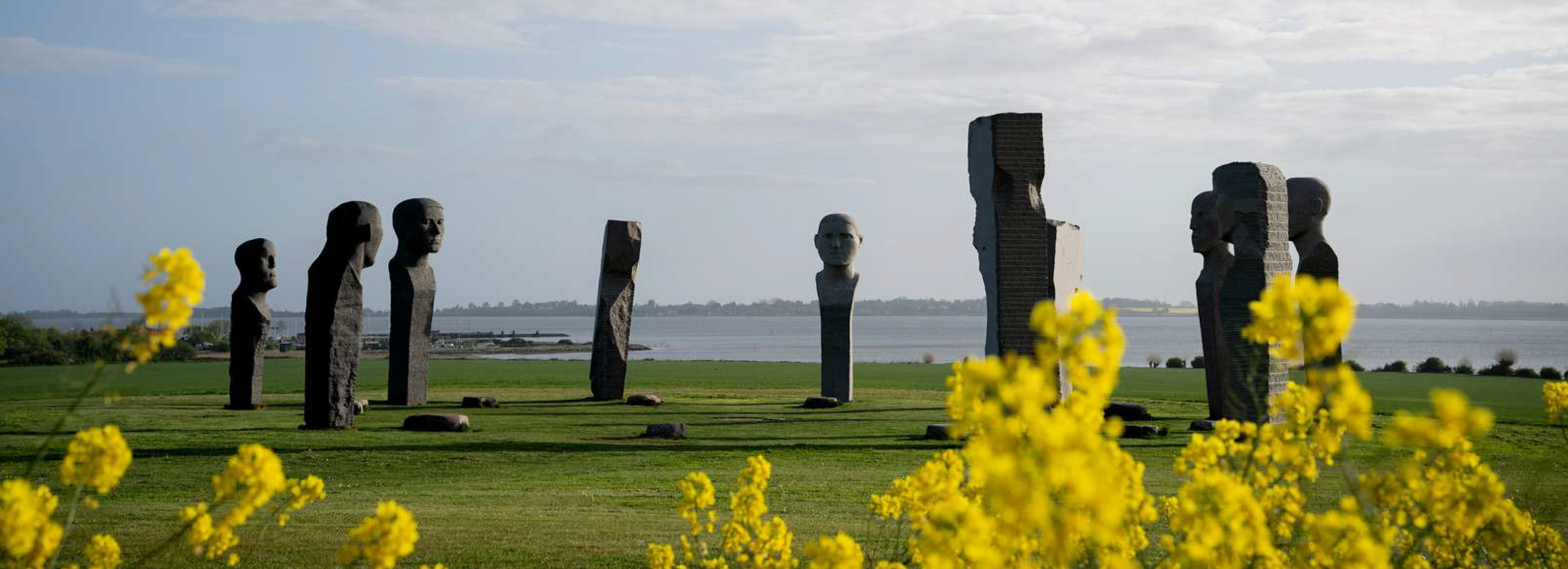 Installation af menneskelignende statuer ved vandet