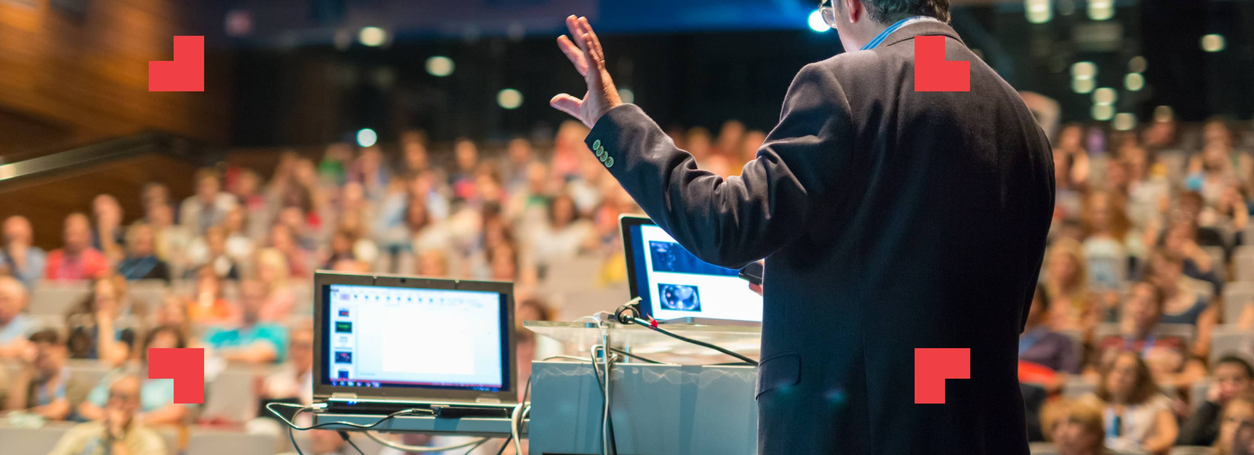 Statue med droningekrone der ligger ned