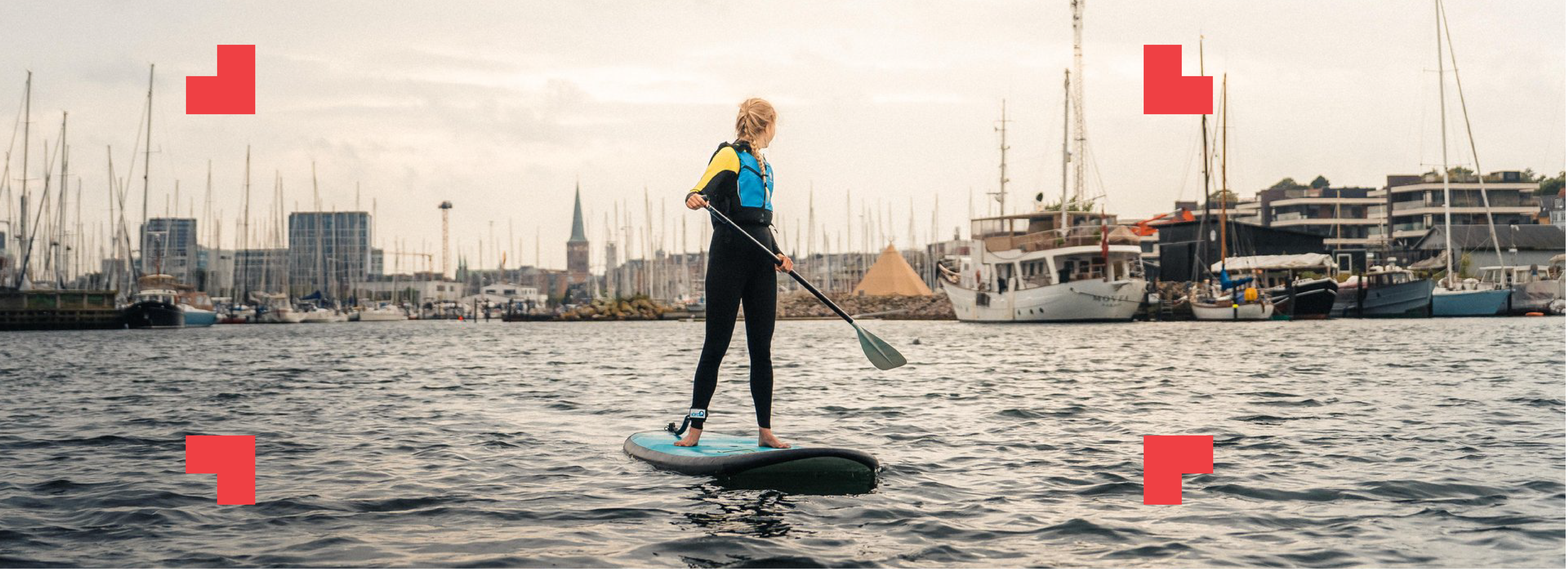 Turisttog med passagerer i åbent landskab