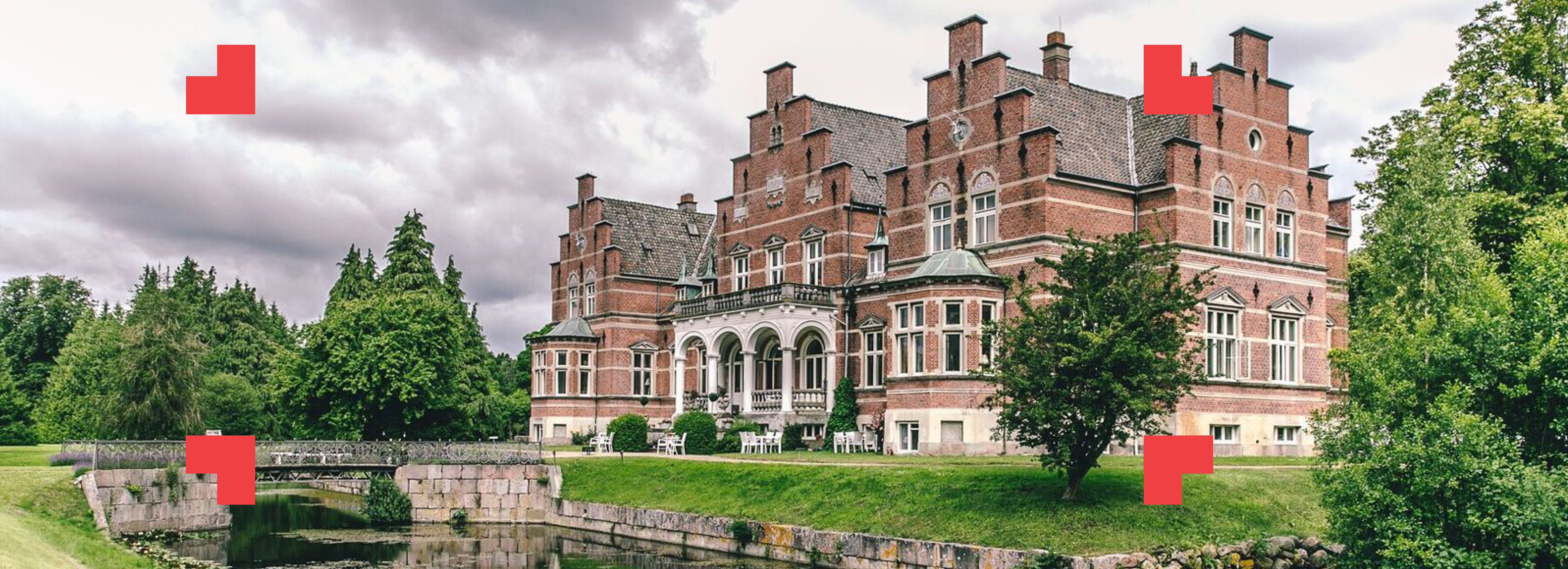 Billede af opdækket bord i en restaurant