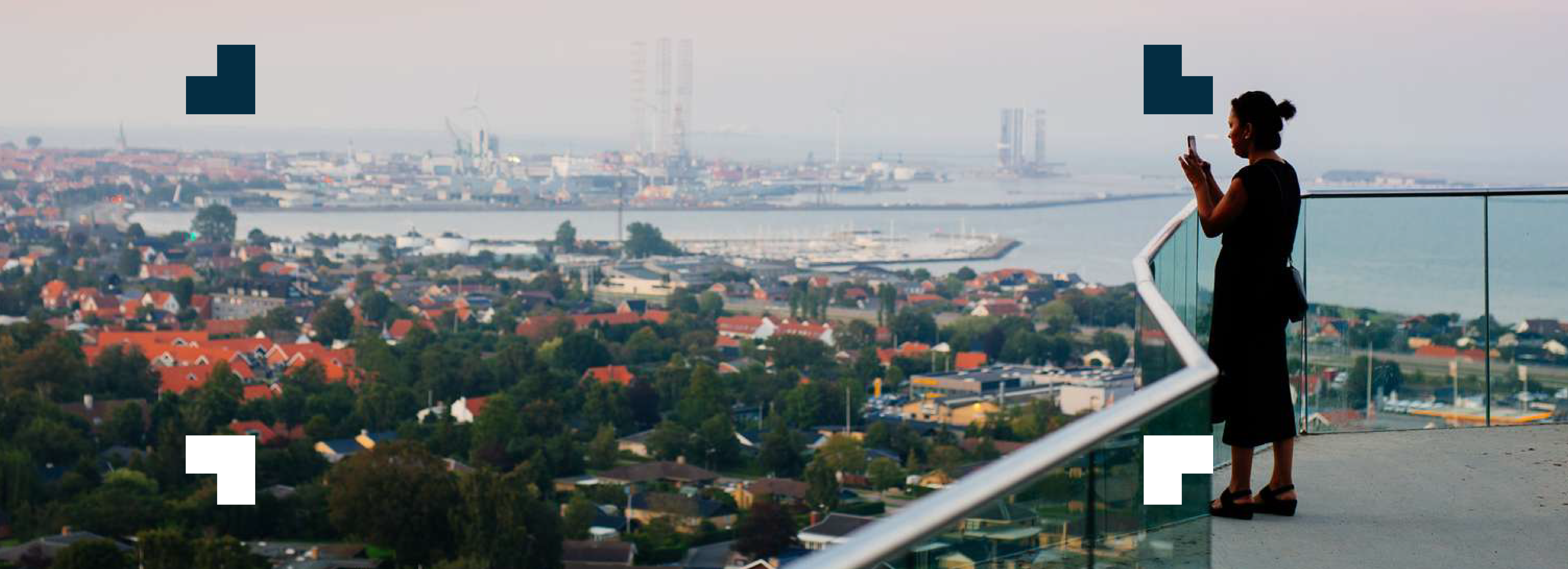 Kvinde fotograferer havneudsigt