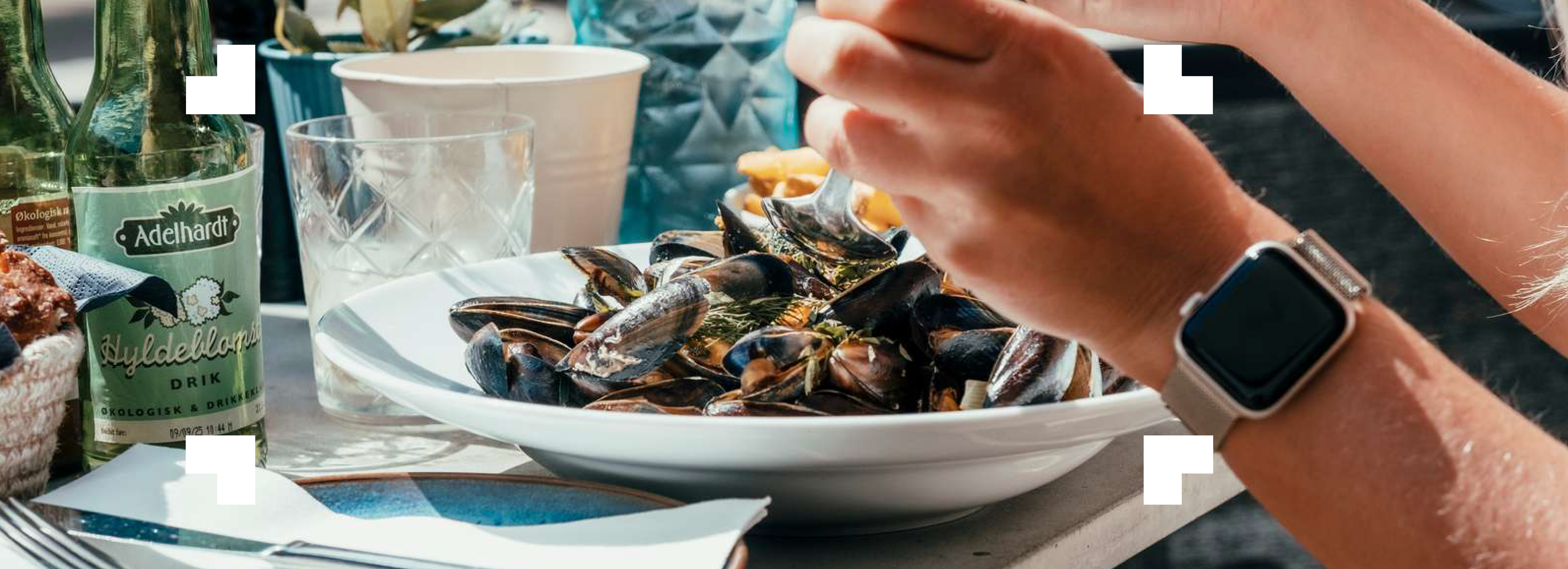 Person spiser skaldyr på restaurant