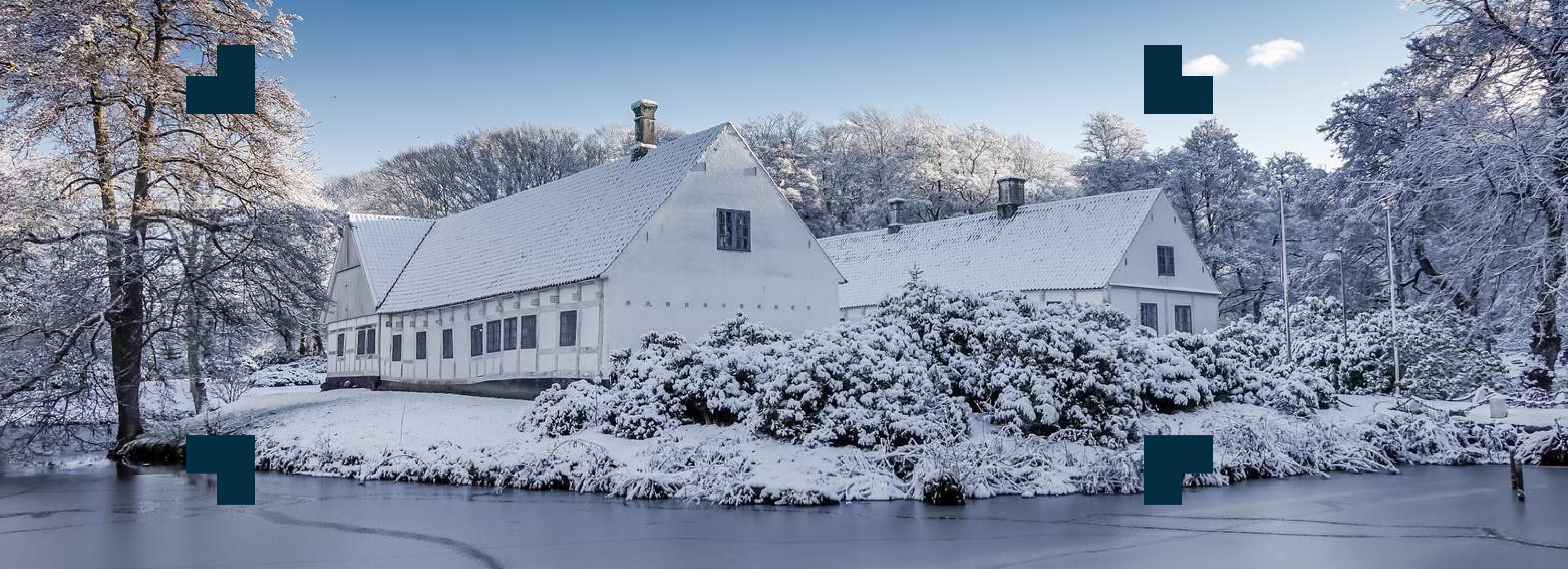 Ældre huse i snelandskab