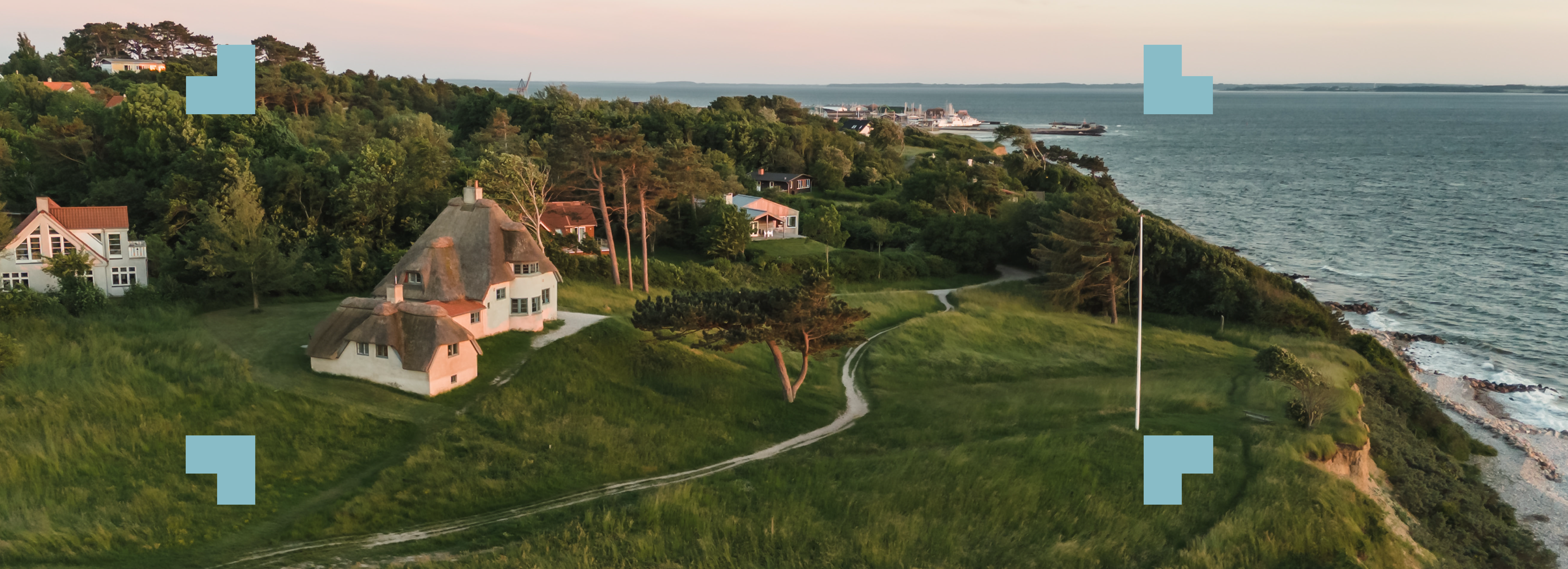 luftfoto af villaer ved vandet 