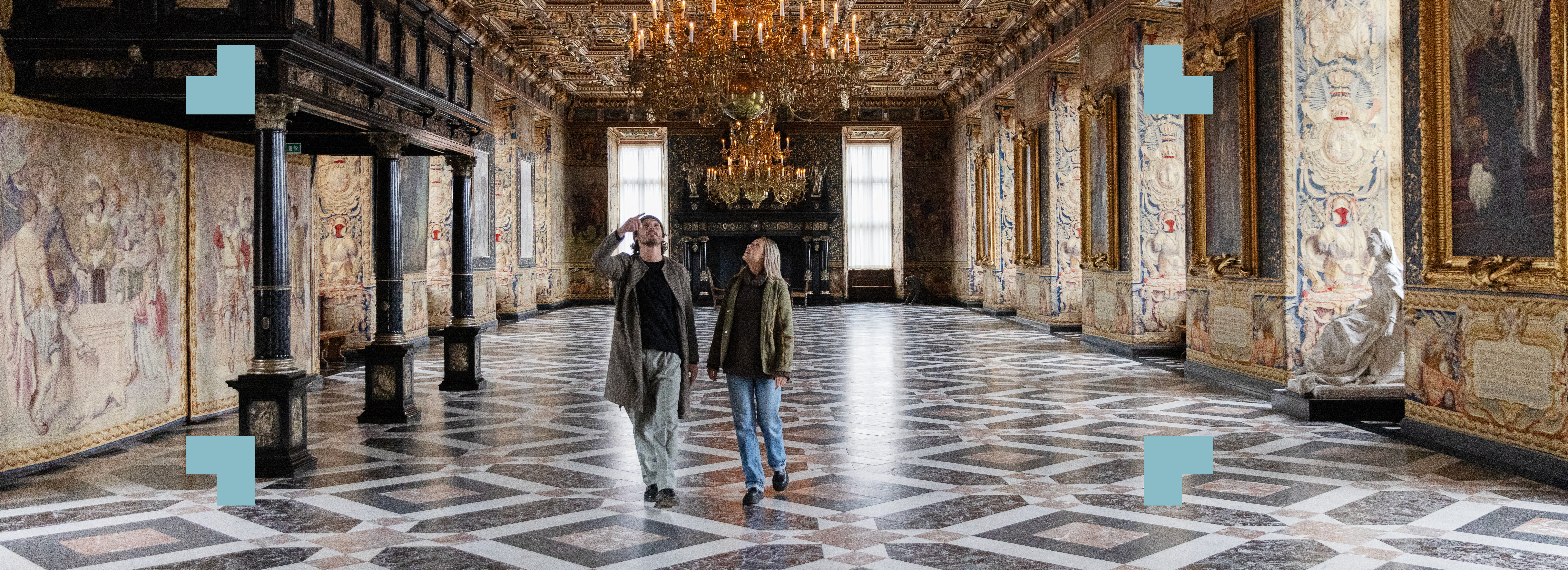 Par besøger en smuk gammel sal