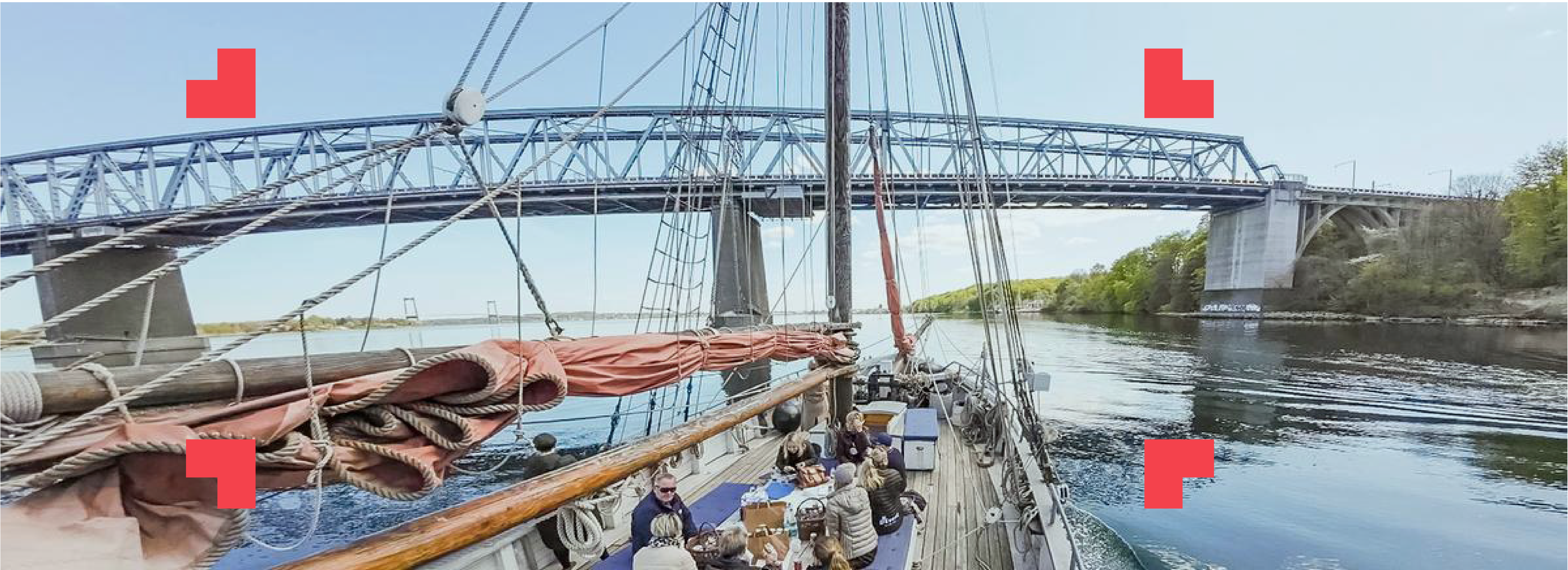 Sejlbåd på vej under bro