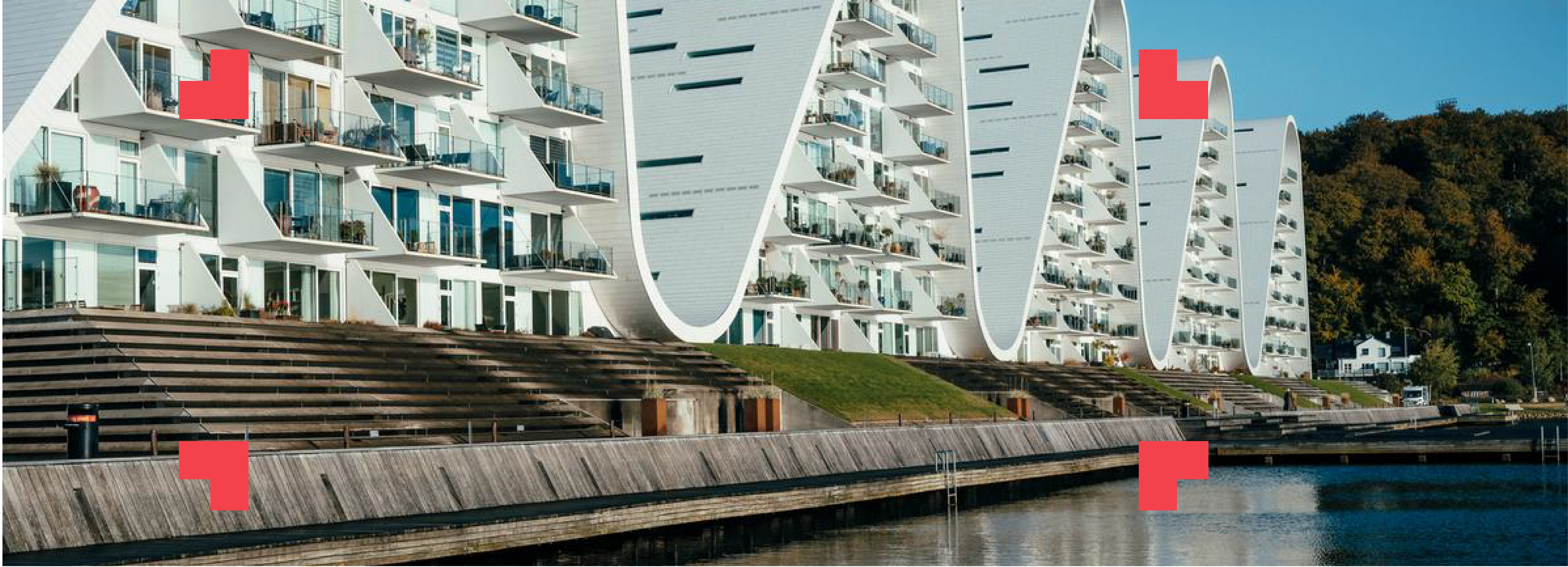 Bølgeformeet nybyggeri ud til vandet