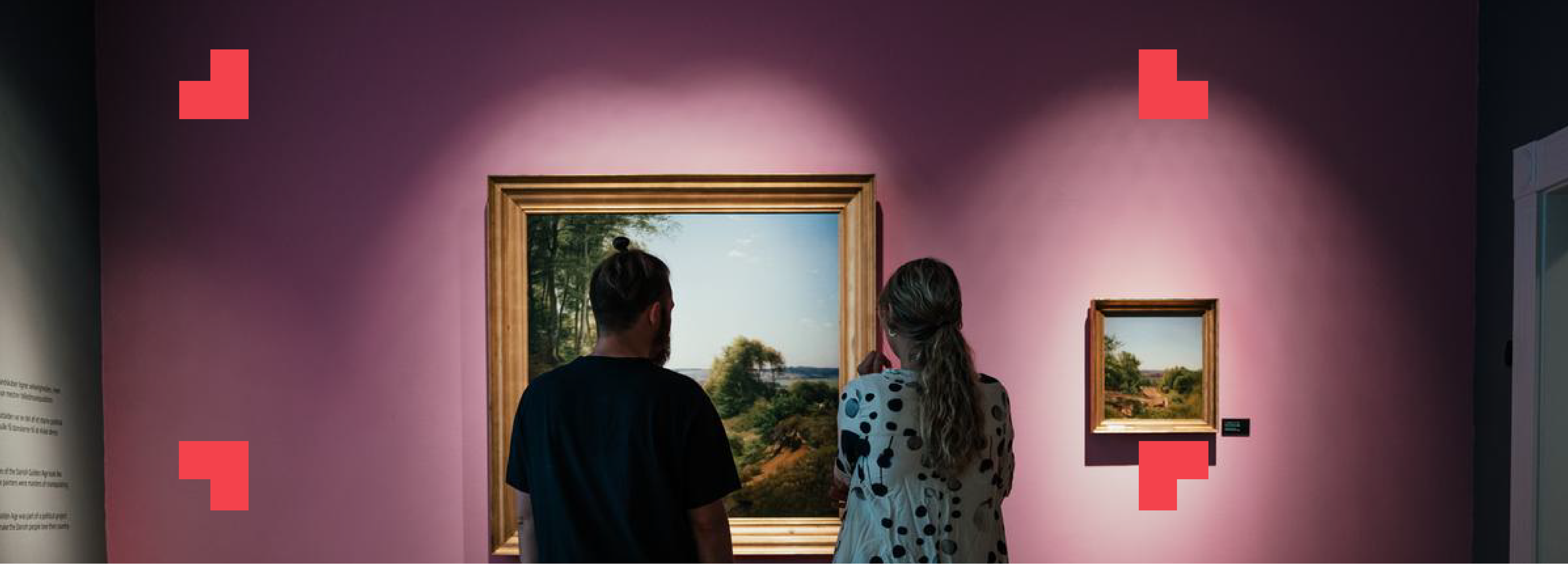 Par betragter et billede på en kunstudstilling