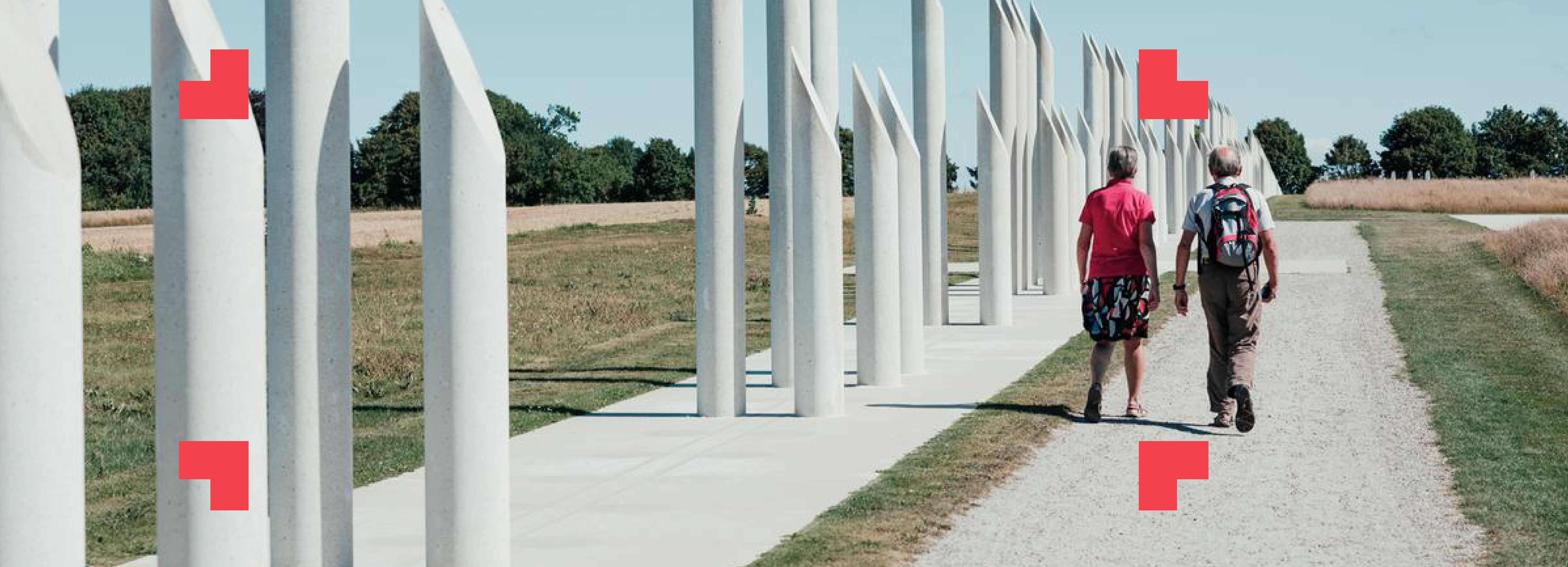 Par der går langs en udendørs kunstinstallation