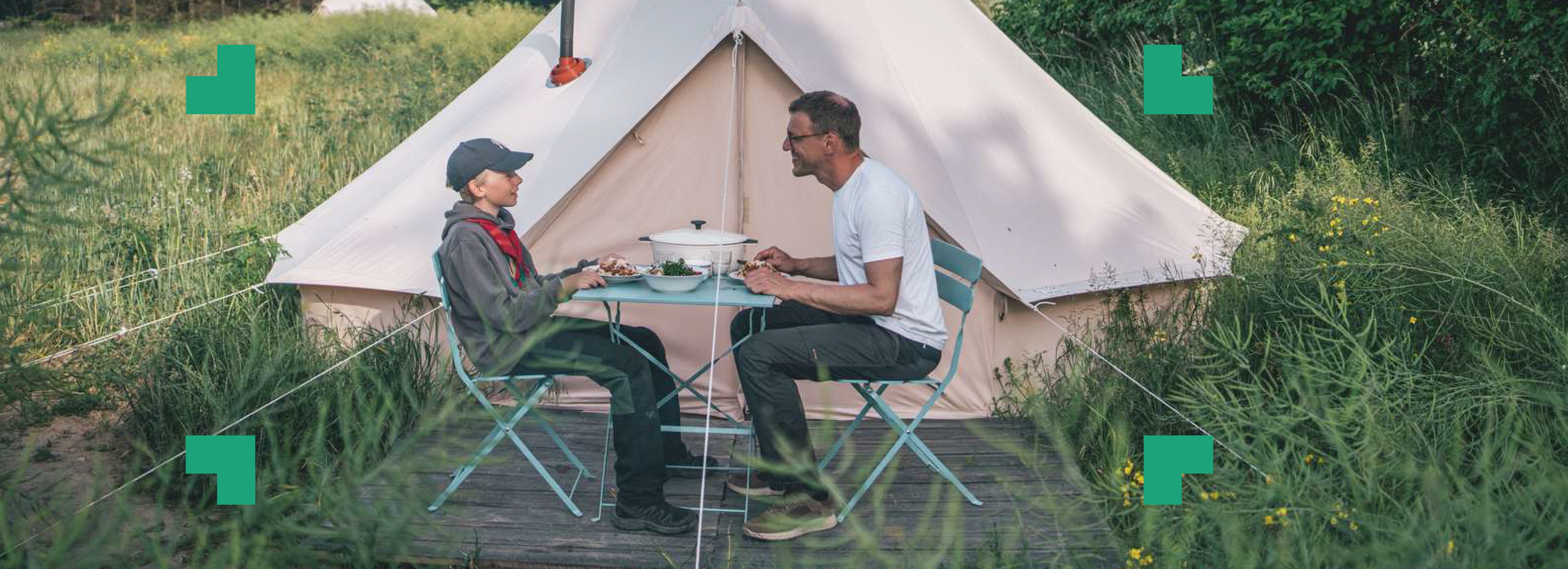 Mand og dreng foran telt