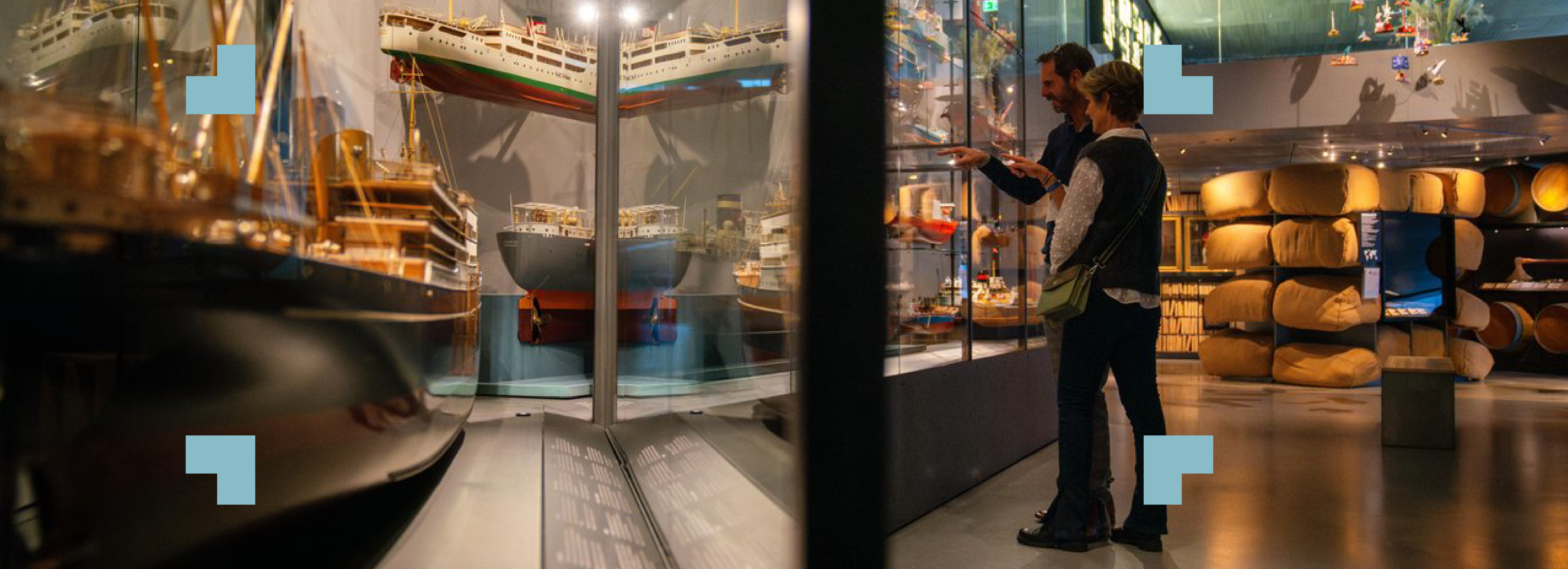 Par betragter modelskibe på udstilling