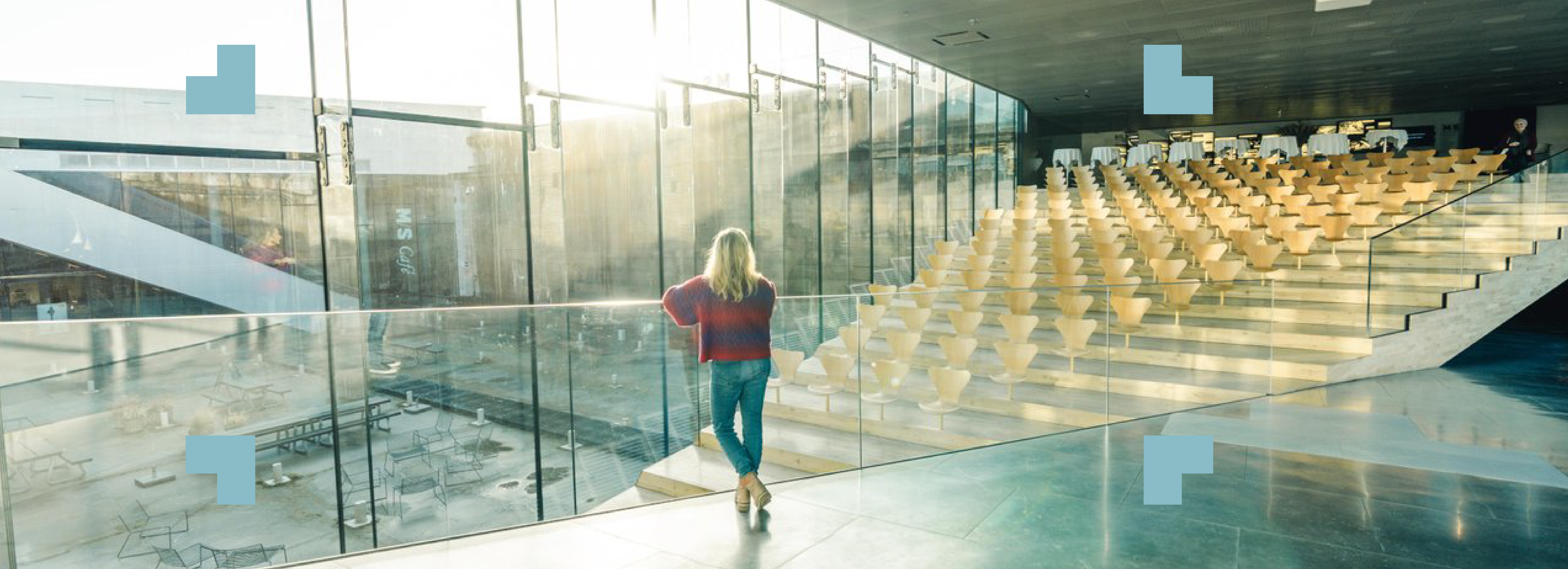 Kvinde ser på udsigt fra en bygning med møderum